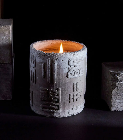 Delicate yet enduring, it invites a daily ritual of light, form, and fragrance.